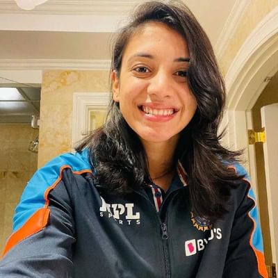 સ્મૃતિ મંધાના ભારતીય મહિલા ક્રિકેટ ટીમની શ્રેષ્ઠ ક્રિકેટર છે. વર્ષ 26માં સ્મૃતિ ત્રણેય ફોર્મેટમાં ટીમ ઈન્ડિયા માટે રમી હતી. તેણે એપ્રિલ 2013માં આંતરરાષ્ટ્રીય ક્રિકેટમાં પદાર્પણ કર્યું હતું. સ્મૃતિએ તેની 9 વર્ષની આંતરરાષ્ટ્રીય ક્રિકેટ કારકિર્દીમાં અનેક સફળતાઓ હાંસલ કરી છે. જેમ સ્મૃતિએ બેટ વડે 22 ગજની પિચમાં તોફાન કર્યું, તેમ તેની સંપત્તિ પણ સારી છે.