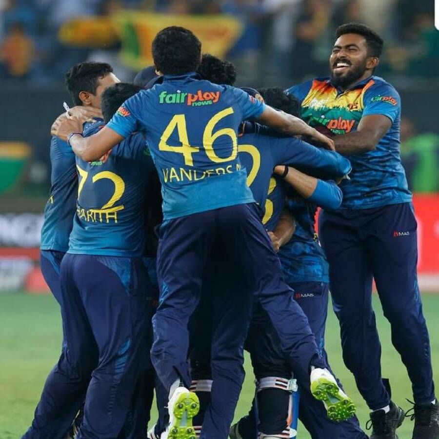 पाकिस्तान को हराने में शामिल श्रीलंकाई खिलाड़ियों में वो भी हैं जिनकी कीमत 50 लाख रुपये से लेकर 11 करोड़ रुपये के बीच है.  जीत अमूल्य है।  इसका कोई मूल्य नहीं है।  लेकिन इन्हीं खिलाड़ियों ने श्रीलंका को चैंपियन बनाया है।