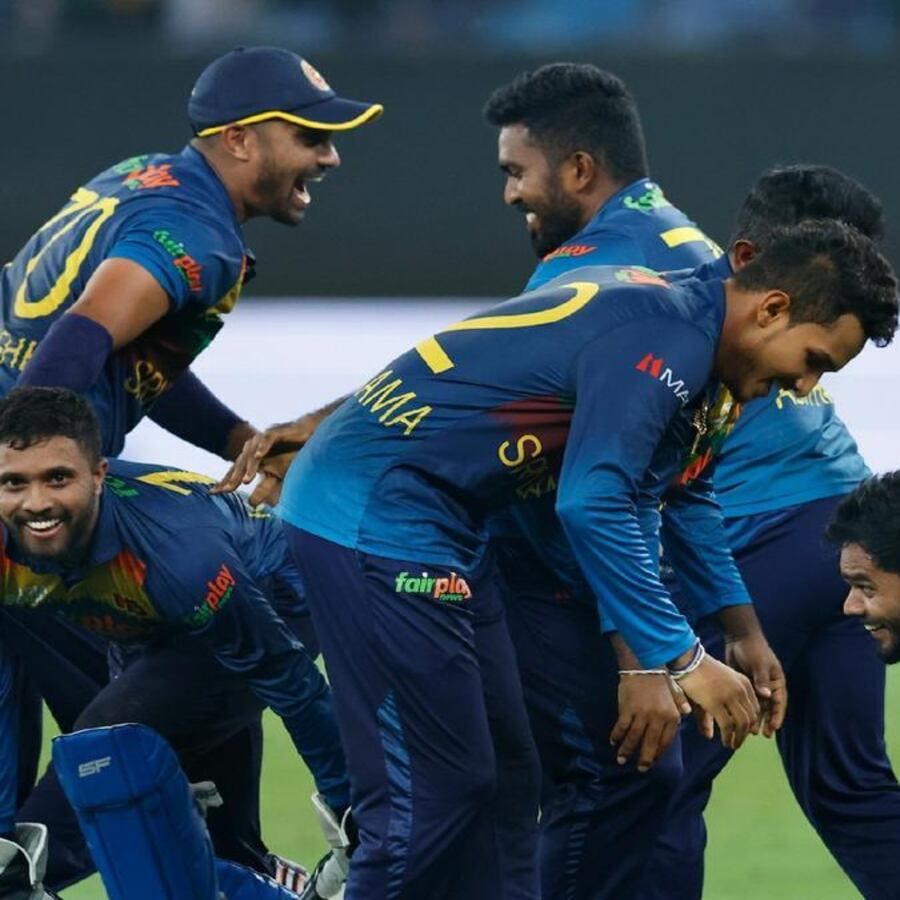 भानुका राजपक्षे और वानिंदु हसरंगा एशिया कप 2022 में श्रीलंका की अंतिम जीत के दो सबसे बड़े नायक थे।  ये दोनों खिलाड़ी आईपीएल में खेलते हैं, जहां राजपक्षे की कीमत 50 लाख रुपए है।  जबकि हसरंगा को खेलने के लिए 10.75 करोड़ रुपये मिलते हैं।