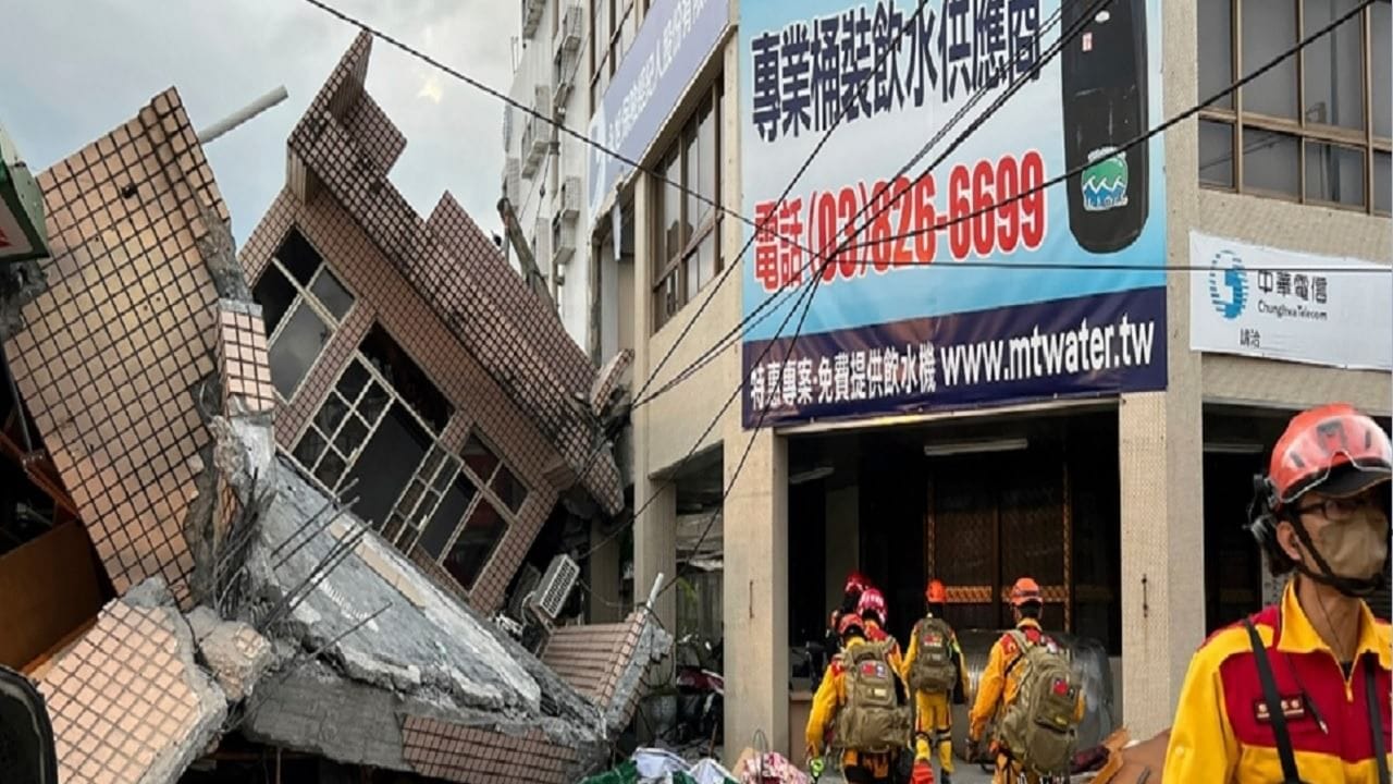 એક વ્યક્તિને કાટમાળમાંથી બહાર કાઢવામાં આવ્યો છે જ્યારે (રાહત અને બચાવ) કર્મચારીઓ ફસાયેલા બાકીના ત્રણ લોકોના સંપર્કમાં છે. તસ્વીરોમાં જોવા મળે છે કે ઉપરના બે માળ ધરાશાયી થયા બાદ કાટમાળ રસ્તા પર પડ્યો હતો, જેના કારણે વીજ વાયરો પણ તૂટી ગયા હતા. તાઈવાનની રાજધાની તાઈપેઈના ઉત્તરમાં પણ ભૂકંપના આંચકા અનુભવાયા હતા.