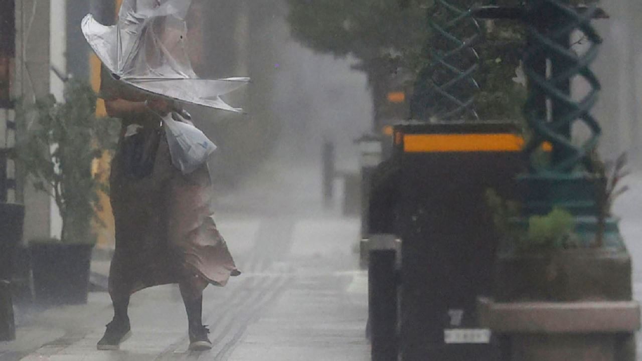 બીજી તરફ જાપાનમાં મહાવિનાશક તોફાન 'નાનામાડોલ'ની શક્યતા છે આ વાવાઝોડું આજે જાપાનના દક્ષિણપશ્ચિમ ટાપુઓમાંના એક દક્ષિણ ક્યૂશુમાં ત્રાટકે તેવી સંભાવના છે. આ વાવાઝોડાથી ઘણું નુકસાન થઈ શકે છે. વિસ્તારના લાખો લોકોને તેમના ઘર ખાલી કરવા માટે કહેવામાં આવ્યું છે.