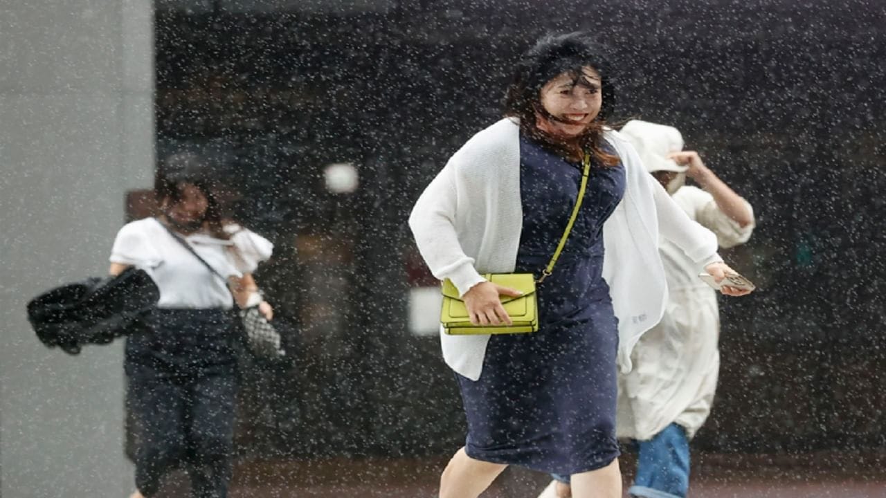 શક્તિશાળી વાવાઝોડાને કારણે રવિવારે દક્ષિણ જાપાનના પ્રદેશમાં ભારે પવન અને વરસાદ થયો હતો, જેના કારણે વીજકાપ થયો હતો, જમીન અને હવાઈ ટ્રાફિકમાં વિક્ષેપ પડ્યો હતો અને હજારો લોકોને સુરક્ષિત સ્થાનો પર પહોંચાડ્યા હતા. જાપાનની હવામાન એજન્સીએ જણાવ્યું હતું કે દક્ષિણ યાકુશિમા ટાપુ પાસે 'નાનામાડોલ' વાવાઝોડાની સાથે 162 કિલોમીટર પ્રતિ કલાકની ઝડપે પવન ફૂંકાયો હતો. આ વાવાઝોડું મંગળવારે ટોક્યો પહોંચે તેવી શક્યતા છે.