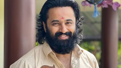 મલયાલમ અભિનેતા ઉન્ની મુકુંદન આજે પોતાનો જન્મદિવસ ઉજવી રહ્યો છે. 22 સપ્ટેમ્બર 1987ના રોજ જન્મેલા અભિનેતાએ તમિલ ઉપરાંત તેલુગુ ફિલ્મોમાં પણ કામ કર્યું છે.