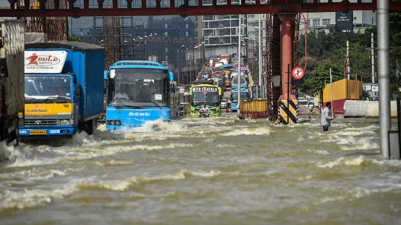 Bengaluru floods : 32 વર્ષમાં સૌથી વધુ વરસાદ, 300 કરોડના પેકેજની જાહેરાત - જુઓ મોટી અપડેટ્સ