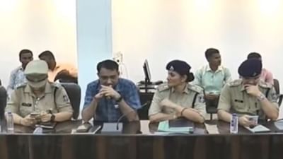 Vadodara : ગણેશ મહોત્સવને લઈ પોલીસ ભવનમાં શાંતિ સમિતીની બેઠક, કોમી એકતા જાળવવા કરાયુ મંથન Vadodara : ગણેશ મહોત્સવને લઈ પોલીસ ભવનમાં શાંતિ સમિતીની બેઠક, કોમી એકતા જાળવવા કરાયુ મંથન