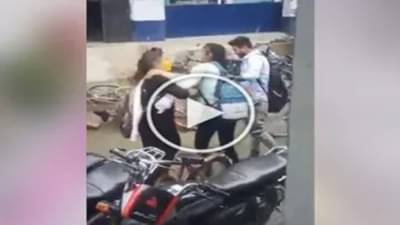 Viral Video: બોયફ્રેન્ડ માટે રસ્તા પર લડી પડી 2 છોકરીઓ, થપ્પડ-લાત-મુક્કા સાથે થઈ જોરદાર બબાલ