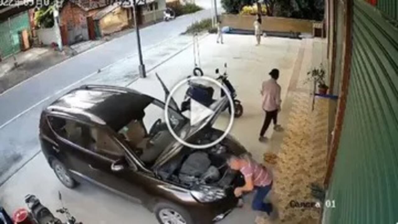 Viral Video: પોતાની જ કાર નીચે કચડાયો કાર માલિક, ચોંકાવનારો વીડિયો થયો વાયરલ
