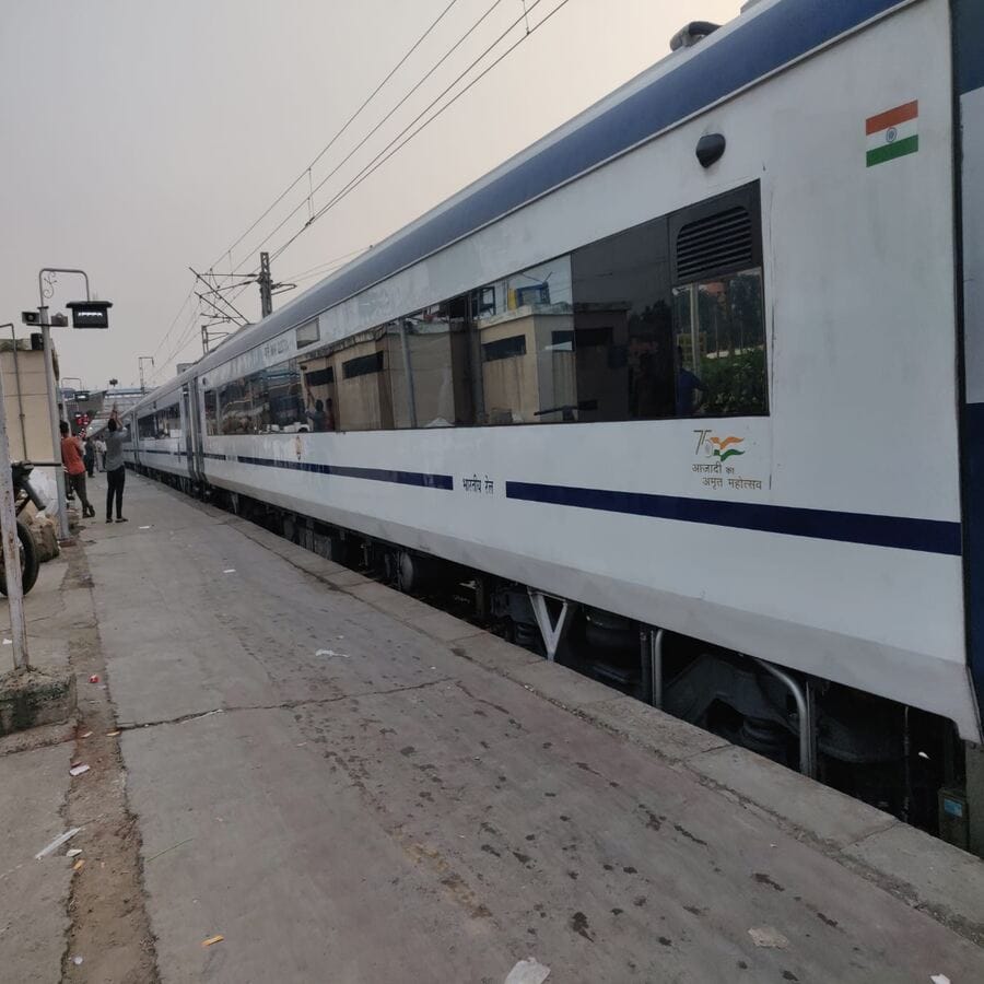 થોડા દિવસ અગાઉ કેન્દ્રીય રેલ મંત્રી અશ્વિની વૈષ્ણવે પણ સોશિયલ મીડિયા પર આ ટ્રેનની ઝડપનો વીડિયો મુકીને ગર્વથી કહ્યું હતું કે, આત્મ નિર્ભર ભારતનું શ્રેષ્ઠ ઉદાહરણ આપ્યું હતું. 