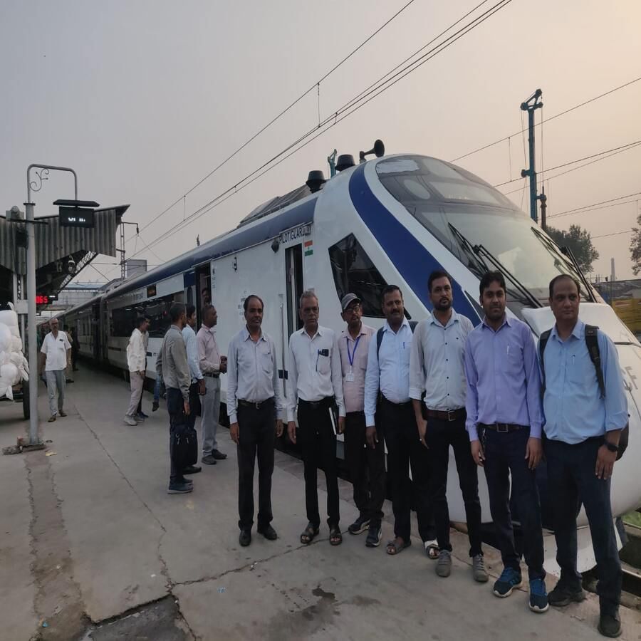 વંદે ભારત એક્સપ્રેસ કે જે વીડિયોમાં આ ટ્રેન 180 કિલોમીટર પ્રતિ કલાકની ઝડપે ચાલી રહી છે.