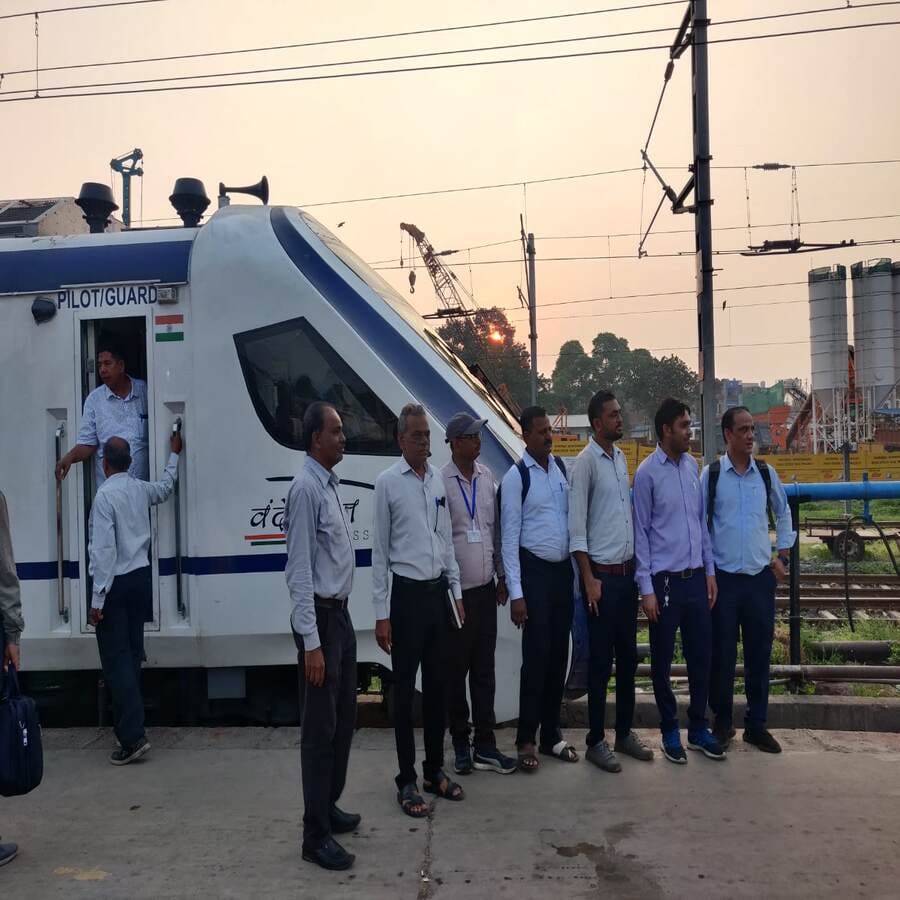 વંદે ભારત એક્સપ્રેસ (Vande Bharat Express) ટ્રેનનું અમદાવાદથી મુંબઈ વચ્ચે ટ્રાયલ રન શરૂ કરવામાં આવ્યું હતું. જેમાં એક વોલ્ટ વડોદરા અને ત્યારબાદ સીધી જ મુંબઈ સેન્ટ્રલ ખાતે આવેલું કરવામાં આવ્યું.