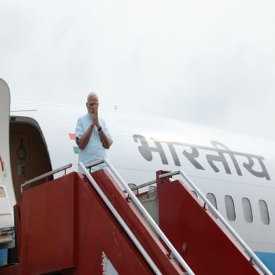 PM મોદી સુરત એરપોર્ટ પર પહોંચ્યા છે, મુખ્યપ્રધાન ભૂપેન્દ્ર પટેલ અને ભાજપ પ્રદેશ પ્રમુખ સી આર પાટીલ દ્વારા સ્વાગત કરવામાં આવ્યુ.