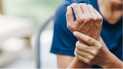 Vitamin B12ની ઉણપને કારણે શરીર પર દેખાવા લાગે છે આ 5 લક્ષણો, સમયસર ઓળખી લેવું જ સમજદારી છે