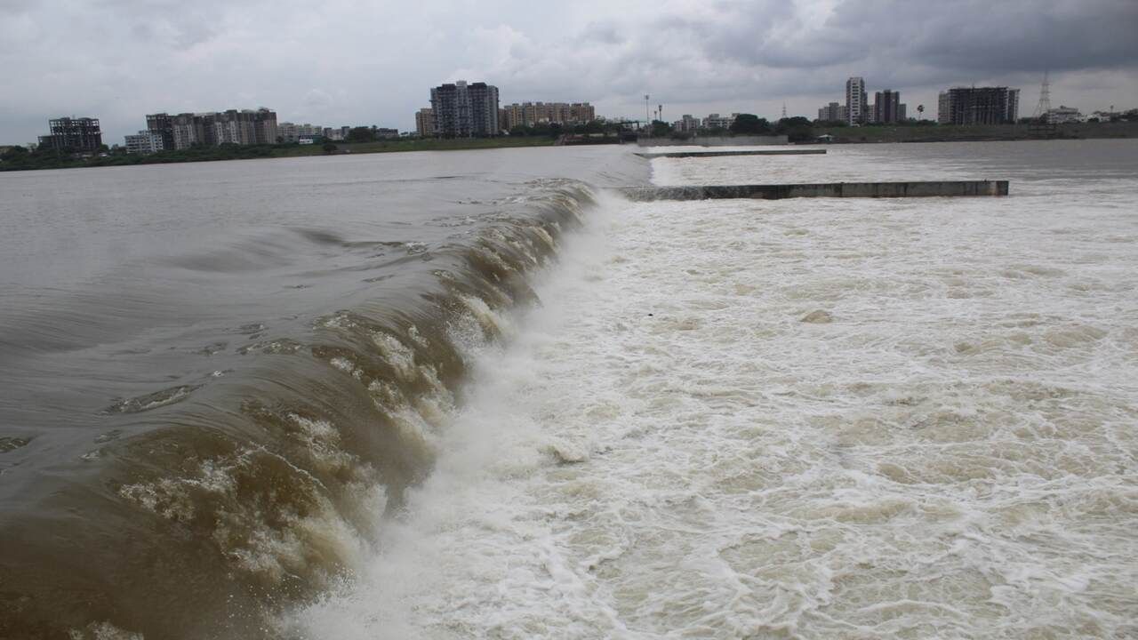 Surat : ઉકાઇ ડેમમાંથી તબક્કાવાર પાણી છોડવાનું ઓછું કરાતા કોઝવેની જળ સપાટીમાં પણ ધરખમ ઘટાડો થયો