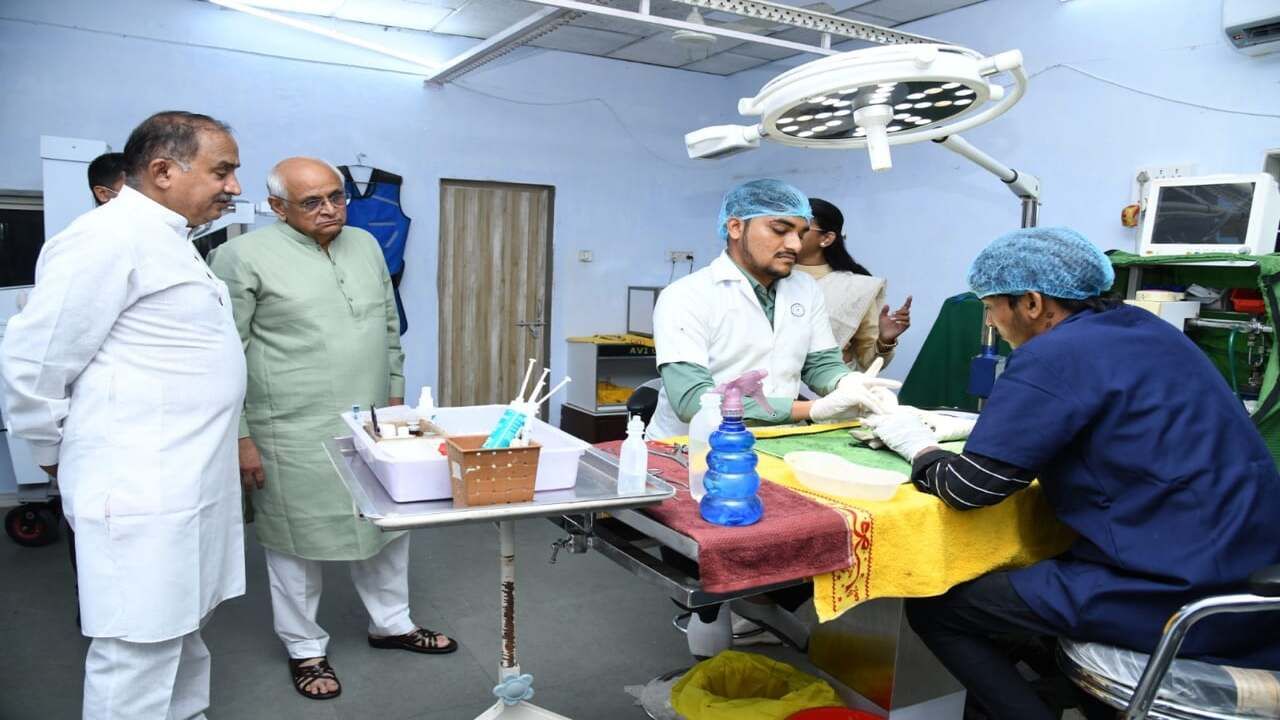 मुख्यमंत्री श्री भूपेन्द्र पटेल ने उपचार केंद्र के विभिन्न विभागों का दौरा किया और पशु-पक्षियों के उपचार के लिए संगठन के विभिन्न कार्यों का अवलोकन किया.  उन्होंने पंजीकरण डेस्क, ऑपरेशन थियेटर से लेकर आईसीयू वार्ड सहित विभिन्न विभागों का दौरा किया और इलाज के लिए इस्तेमाल होने वाले विभिन्न चिकित्सा उपकरणों को देखा।