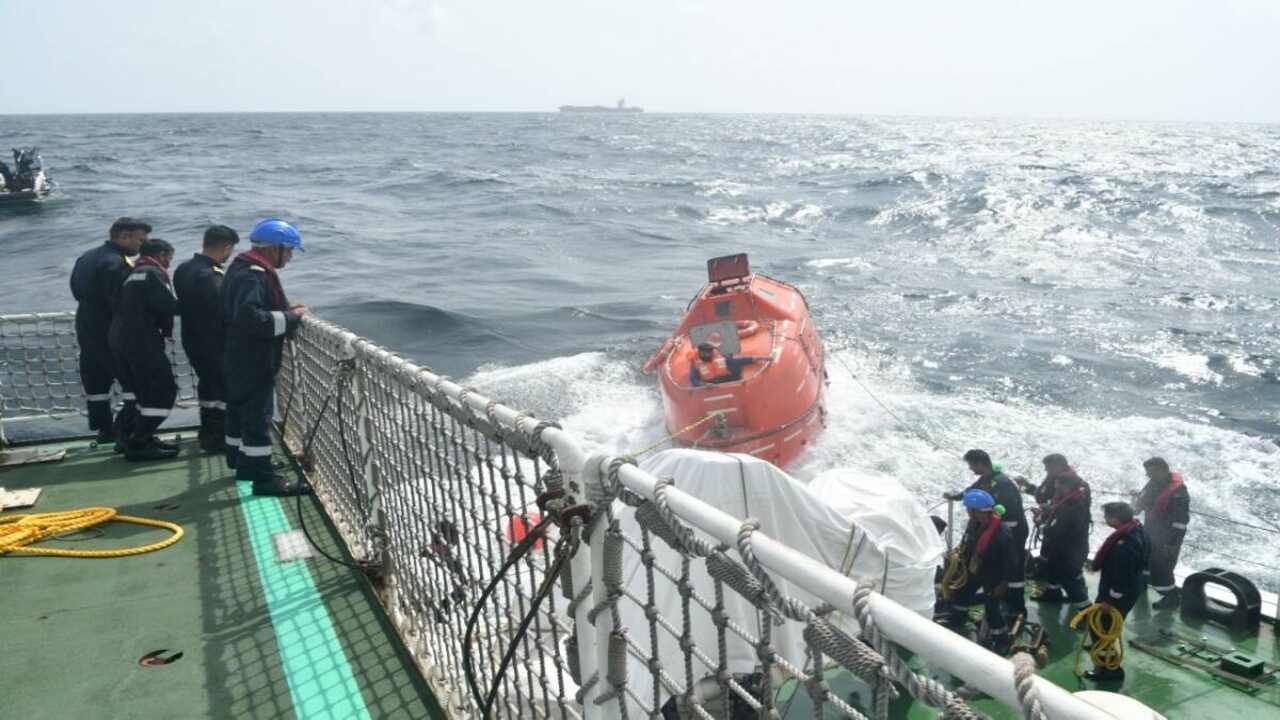 Maharashtra: Indian Coast Guardની મોટી કામગીરી, રત્નાગીરીમાં દરિયામાં ડૂબી રહેલી બોટમાંથી 19 લોકોના બચાવ્યા જીવ