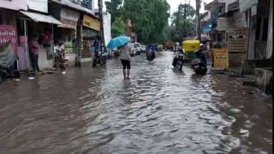 રાજ્યના 45 તાલુકાઓમાં વરસાદ, ગાંધીનગર, મહેસાણા અને ખેડામાં ગાજવીજ સાથે તૂટી પડ્યો તોફાની વરસાદ રાજ્યના 45 તાલુકાઓમાં વરસાદ, ગાંધીનગર, મહેસાણા અને ખેડામાં ગાજવીજ સાથે તૂટી પડ્યો તોફાની વરસાદ