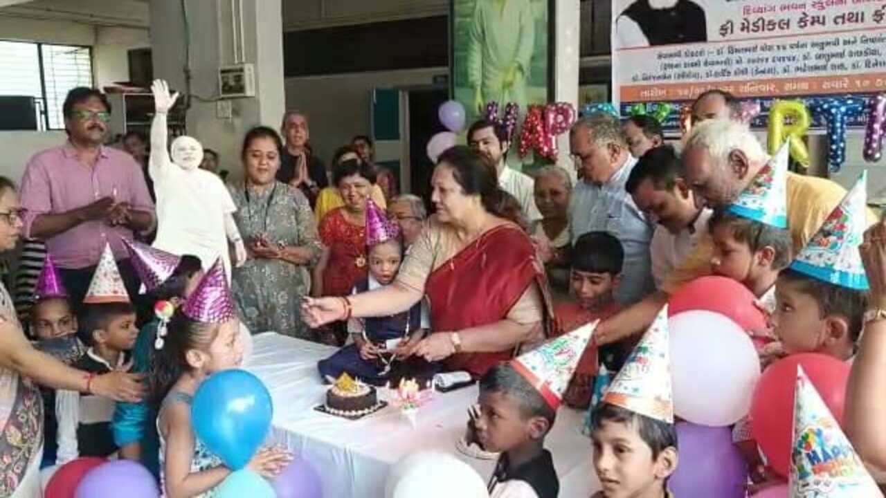 Surat: કેન્દ્રીય મંત્રી દર્શના જરદોશે દિવ્યાંગો સાથે કેક કાપીને ઉજવ્યો પીએમ મોદીનો જન્મદિવસ