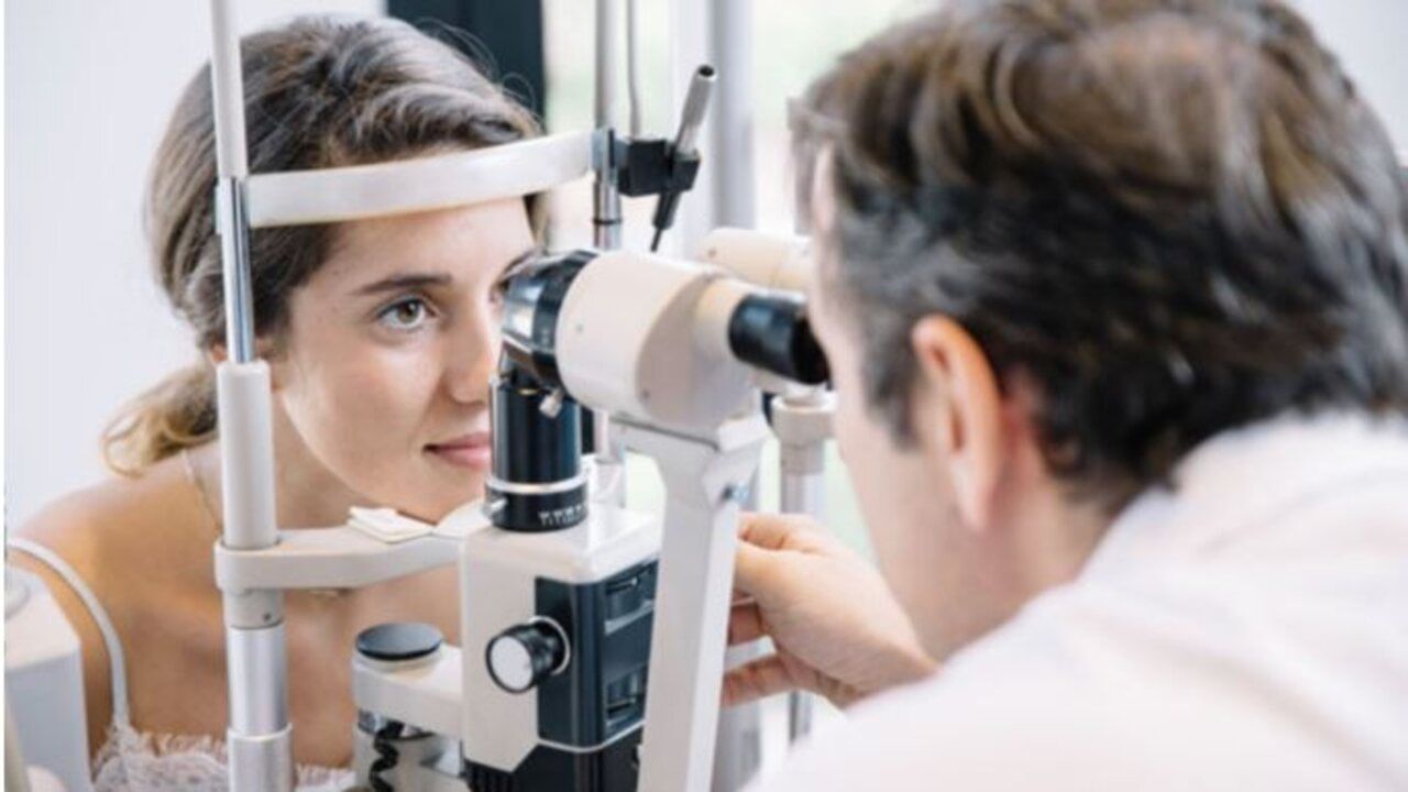 Weak Eyesight: આંખોની રોશની ધૂંધળી થવા લાગી છે, તો શરીરમાં આ 4 વિટામિન્સની ઉણપ છે