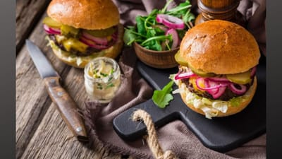 બદલાતી સિઝનમાં ડેન્ગ્યુનું જોખમ સામાન્ય રીતે વધી જાય છે. આ રોગ મચ્છર કરડવાથી ફેલાય છે. ડેન્ગ્યુથી તાવ, સાંધાનો દુખાવો, માથાનો દુખાવો, થાક, ઉલ્ટી અને સ્કિન પર ફોલ્લીઓ જેવી સમસ્યાઓ થાય છે. આવી પરિસ્થિતિમાં ખોરાકનું વધુ ધ્યાન રાખવાની જરૂર છે. અહીં જાણો ડેન્ગ્યુમાં કઈ વસ્તુઓથી દૂર રહેવું જોઈએ.