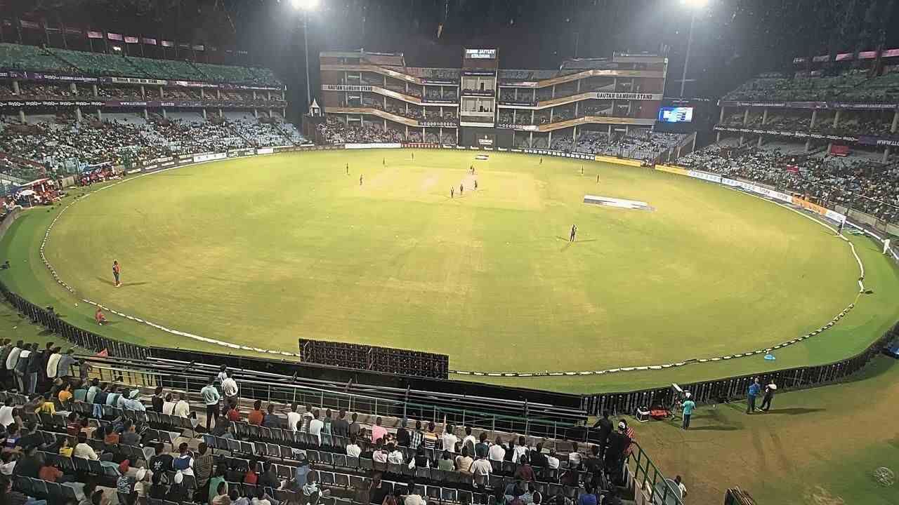 In the live match, the player threw the ball in such a way that the