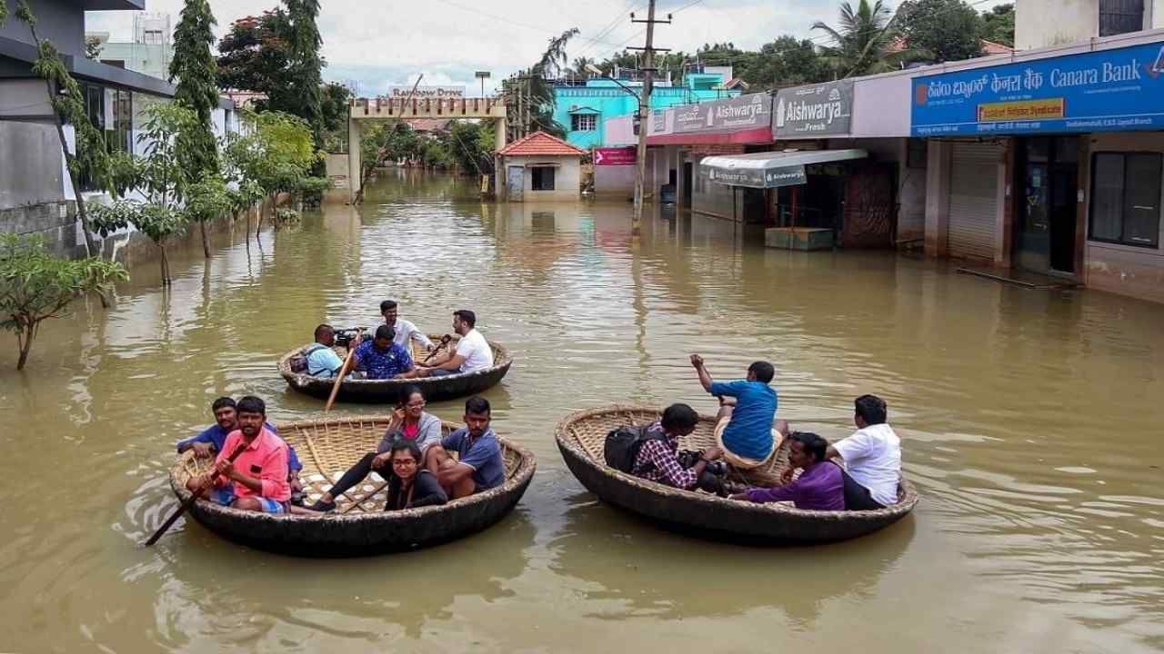 બેંગ્લોરમાં હોટલનું એક રાતનું ભાડું 40,000, હજુ પડશે વધુ વરસાદ, વાંચો Latest Updates