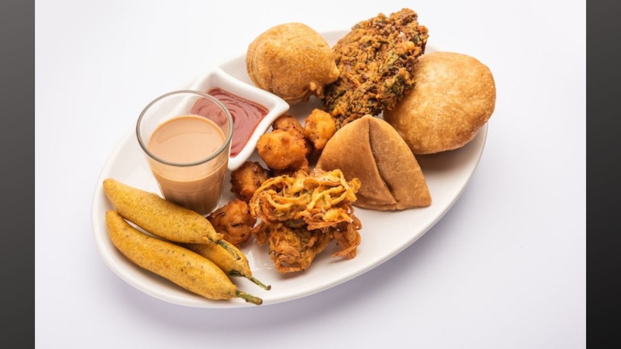 ફ્રાઈડ ફુડ - ડેન્ગ્યુના દર્દીઓએ ઓયલી અને ફ્રાઈડ ફુડનું સેવન ન કરવું જોઈએ. આ ખોરાક બ્લડ પ્રેશરનું લેવલ વધારે છે. તેઓ કોલેસ્ટ્રોલ વધારે છે. આ દરમિયાન માત્ર હળવો ખોરાક લેવો જોઈએ.