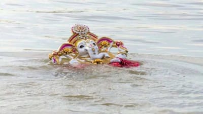 Vadodara: નવલખી મેદાન ખાતે બાપ્પાના વિસર્જન માટે ભક્તોની ભારે ભીડ, વિસર્જન સ્થળ પર 29 ક્રેન અને તરવૈયાઓની કરાઈ વ્યવસ્થા