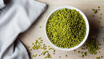 કઠોળ આપણા શરીર માટે ખૂબ જ ફાયદાકારક છે. તેમાં સારી માત્રામાં પ્રોટીન જોવા મળે છે. તમને જણાવી દઈએ કે શાકાહારી લોકોને પ્રોટીનની ઉણપને પૂરી કરવા માટે વધુ ને વધુ કઠોળ ખાવાની સલાહ આપવામાં આવે છે. આ કઠોળમાંથી એક છે મગ, જે આપણા શરીર માટે અનેક રીતે ફાયદાકારક છે.