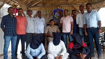 अहमदाबाद : वेजलपुर में एक वरिष्ठ नागरिक को उसके घर में बंद कर घर के दस्तावेजों पर हस्ताक्षर कराकर लुटेरों ने लाखों रुपये लूट लिये.