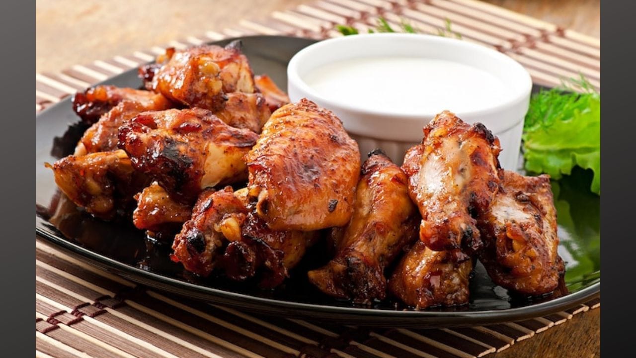 નોન-વેજ - ડેન્ગ્યુના દર્દીઓએ નોન-વેજ ન ખાવું જોઈએ. તેને પચાવવું ખૂબ મુશ્કેલ છે. આનાથી દર્દીને ઘણી મુશ્કેલી સહન કરવી પડે છે. પાચન સંબંધી સમસ્યા પણ થઈ શકે છે. તેથી નોન-વેજ ન ખાવું જોઈએ.