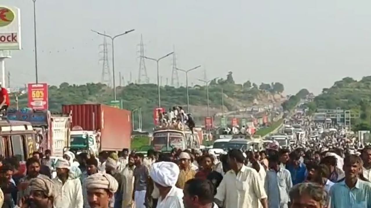 પાકિસ્તાનમાં હજારો ખેડૂતો રસ્તા પર ઉતરી આવ્યા, પોલીસે અટકાવ્યા ત્યારે હાઈવે પર અડિંગો જમાવ્યો