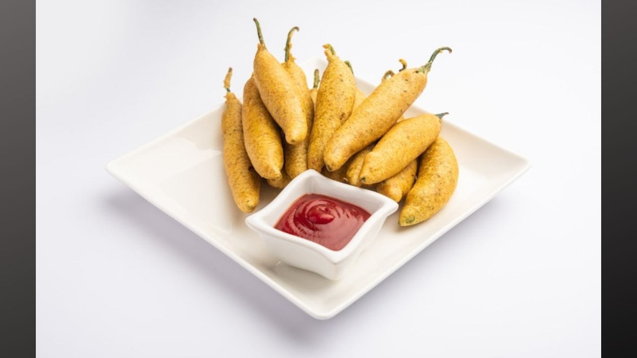 મસાલેદાર ખોરાક - ડેન્ગ્યુના દર્દીએ મસાલેદાર ખોરાક પણ ન ખાવો જોઈએ. તેના સેવનથી સ્વાસ્થ્ય પર ખૂબ જ ખરાબ અસર પડે છે. જેના કારણે પેટમાં એસિડ જમા થાય છે. તેનાથી અલ્સરની સમસ્યા થઈ શકે છે. તેથી મસાલેદાર ખોરાકથી દૂર રહેવું જોઈએ.