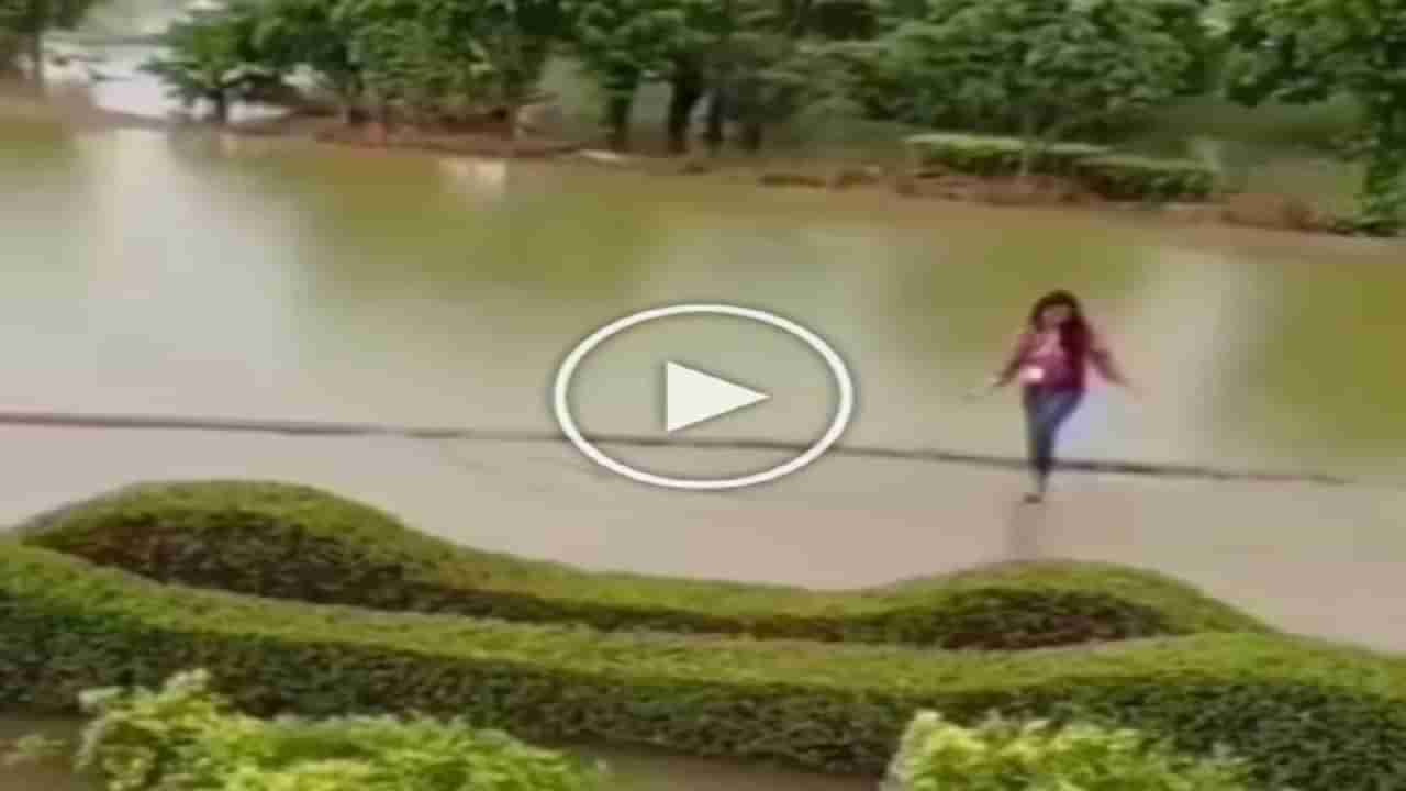 Funny Viral video : પાપાની પરી-પાણીમાં પડી, છોકરીને વરસાદના પાણીમાં મજા કરવી ભારે પડી