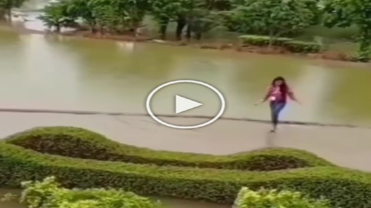 Funny Viral video : 'પાપાની પરી-પાણીમાં પડી', છોકરીને વરસાદના પાણીમાં મજા કરવી ભારે પડી