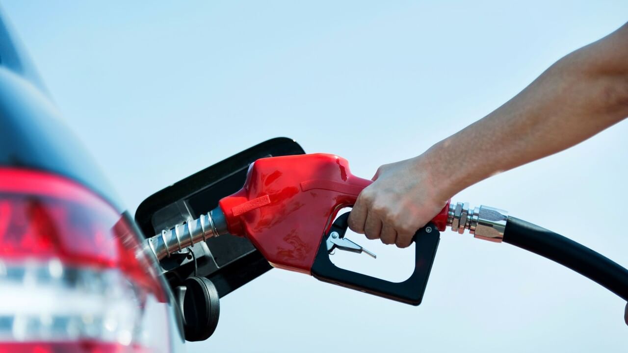Petrol Diesel Price Today : વૈશ્વિક બજારમાં માંગમાં ઘટાડા સાથે ક્રૂડ સસ્તું થયું, પેટ્રોલ - ડીઝલની કિંમતમાં શું થયો ફેરફાર?