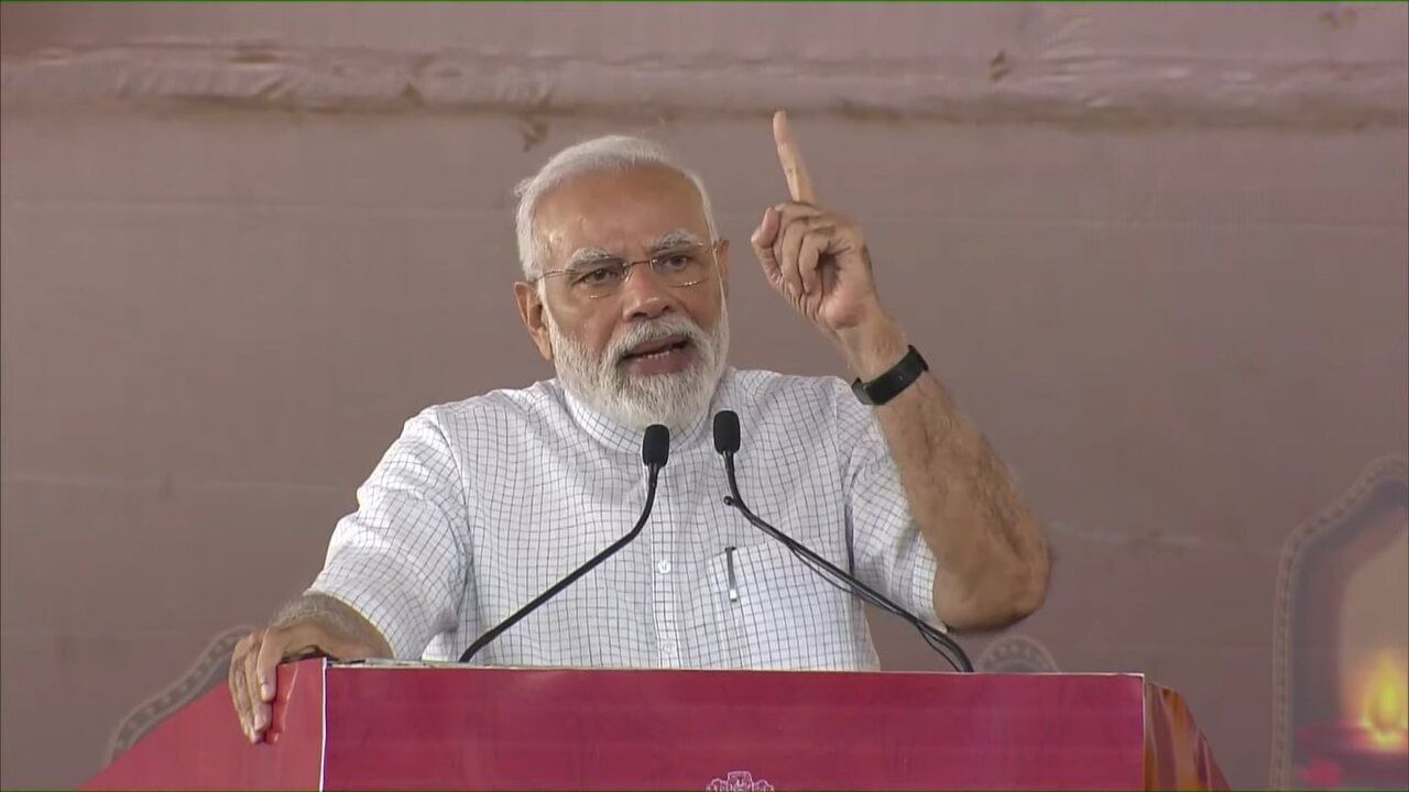 Banaskatha: Prime Minister's grand roadshow from the helipad ground to the meeting place, crowds gathered to welcome the PM on both sides of the road