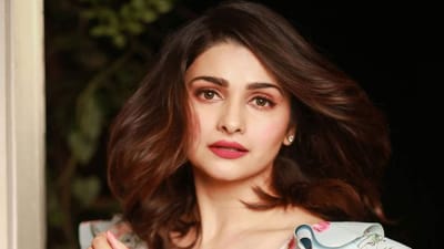 બોલિવૂડ એક્ટ્રેસ (Bollywood Actress) પ્રાચી દેસાઈ (Prachi Desai Birthday) 34 વર્ષની થઈ ગઈ છે. આજે તેમનો જન્મદિવસ છે. 17 વર્ષની ઉંમરે તેણે ટીવી સીરિયલ કસમથી પોતાના કરિયરની શરૂઆત કરી હતી. બાનીની ભૂમિકા ભજવીને આખા દેશના લોકોનું દિલ જીતનારી પ્રાચી દેસાઈને તેની ડેબ્યૂ સિરિયલમાં 15 વર્ષ મોટા રામ કપૂર સાથે ઓન-સ્ક્રીન રોમાન્સ કરવો પડ્યો હતો.