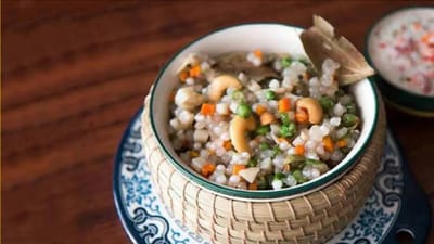  આ વખતે નવરાત્રી 26 સપ્ટેમ્બરથી શરૂ થઈ રહી છે. આ દરમિયાન ઘણા લોકો ઉપવાસ રાખે છે. ઉપવાસ દરમિયાન ઉર્જાવાન રહેવા માટે તમે સાબુદાણાની ખીચડીને આહારમાં સામેલ કરી શકો છો. તે ઘણા પોષક તત્વોથી ભરપૂર છે. તે સ્વાદિષ્ટ હોવા ઉપરાંત ખૂબ જ હેલ્ધી પણ છે. આવો જાણીએ સાબુદાણાની ખીચડી ખાવાના ફાયદા.