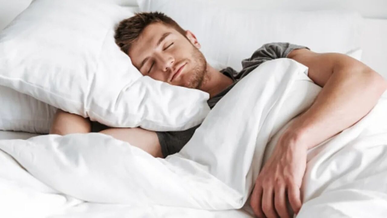 7 કલાકથી વધારેની ઊંઘ લેવાથી તમારા હ્દય પર તેની સકારાત્મક અસર પડે છે. તેનાથી હ્દય રોગનું જોખમ ઓછું થાય છે. 7 કલાકથી ઓછી ઊંઘ તમારુ બ્લડ પ્રેશર વધારે છે.



