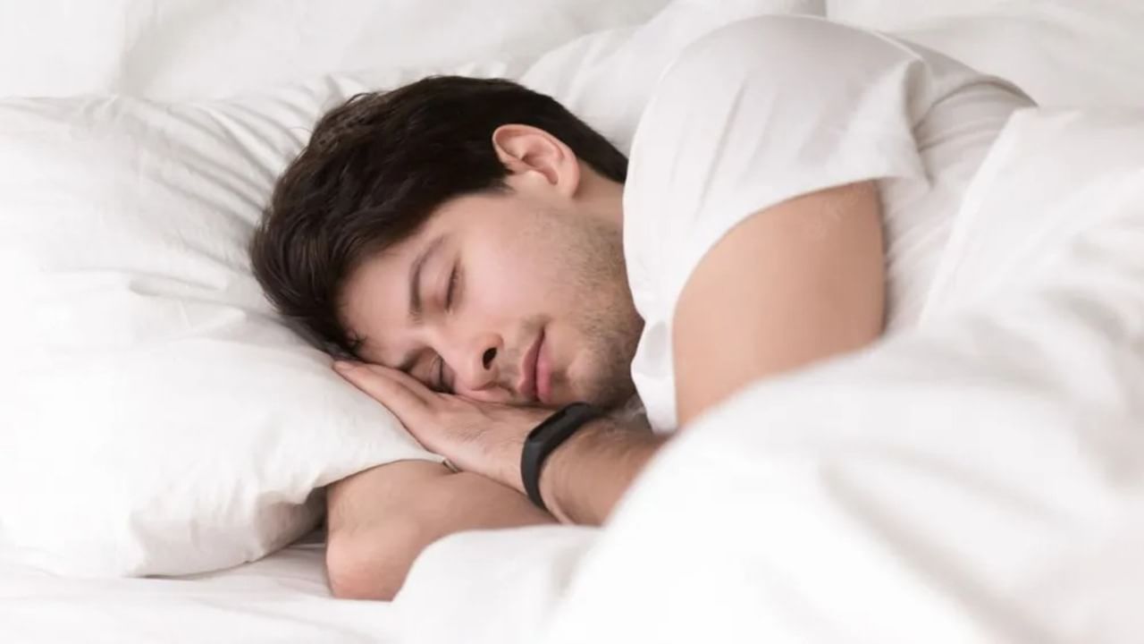 7 કલાકથી વધારેની ઊંઘથી તમારા વજન પર સકારાત્મક અસર પડે છે. સારી ઊંઘથી તમારુ મગજ સારી રીતે કામ કરી શકે છે. 7 કલાકથી ઓછી ઊંઘથી વજન વધવાની સમસ્યા થાય છે.