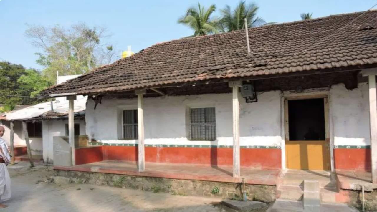 કર્ણાટકના શિવમોગ્ગા જિલ્લાના મત્તૂર ગામમાં લગભગ તમામ લોકો સંસ્કૃત ભાષામાં વાત કરે છે. દક્ષિણ ભારતના આ રાજ્યમાં આમ તો મોટા ભાગે કન્નડ ભાષા બોલવામાં આવે છે. પણ આ ગામમાં વર્ષોથી સંસ્કૃત ભાષામાં વાત કરવામાં આવે છે.