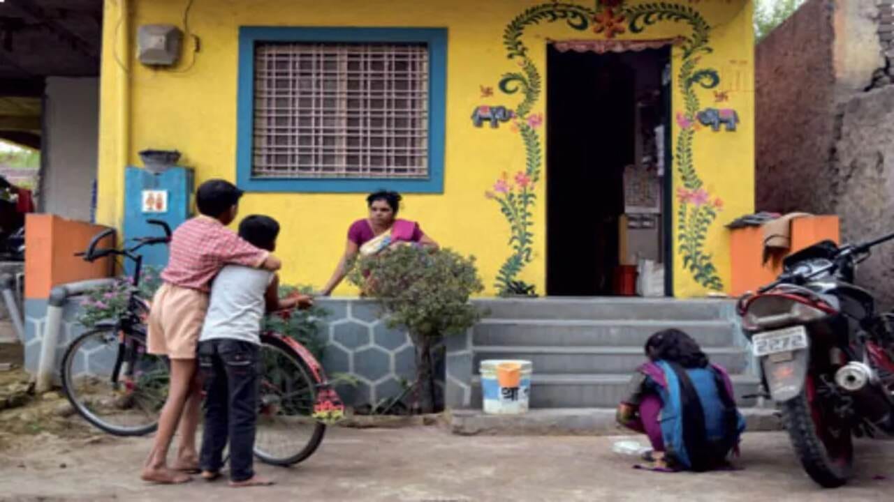 મહારાષ્ટ્રના શનિ શિંગણાપુર ગામના લોકો ઘરના દરવાજા ખોલીને જ સૂઈ જાય છે. તેઓ ચોરીની બીક વગર, મુક્ત પણે આ રીતે સૂઈ જાય છે.