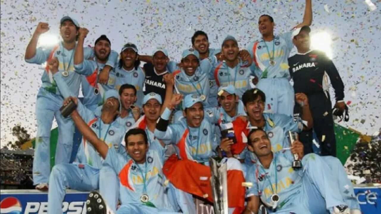 પહેલા T20 વર્લ્ડ કપમાં ટીમ ઈન્ડિયાની જર્સી બદલવામાં આવી હતી. આછા વાદળી રંગની જર્સીની જમણી બાજુએ ત્રિરંગો પણ મૂકવામાં આવ્યો હતો. ત્યારબાદ ભારતે એમએસ ધોનીના નેતૃત્વમાં ટાઈટલ જીતીને ઈતિહાસ રચ્યો હતો.