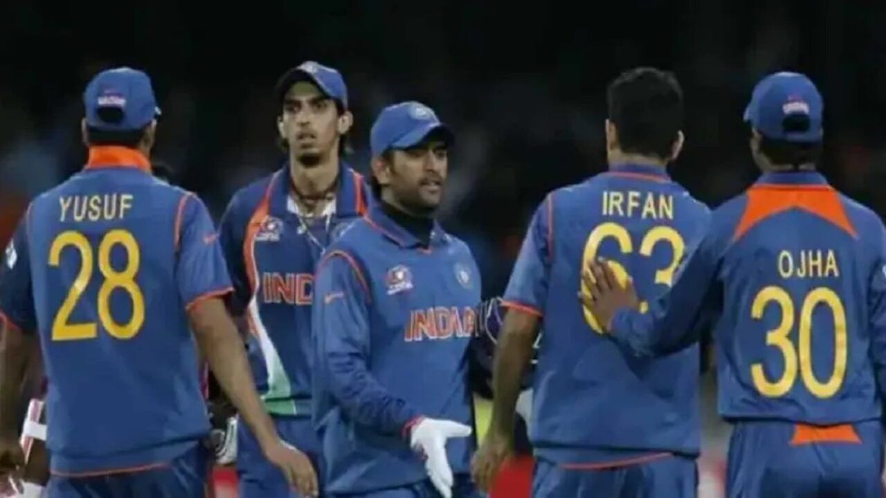 2009 T20 વર્લ્ડ કપમાં ટીમ ઈન્ડિયા વાદળી રંગની જર્સી પહેરીને મેદાનમાં આવી હતી. જર્સીનો કોલર પણ ડાર્ક ઓરેન્જ હતો. ટીમ ઈન્ડિયા આ વર્લ્ડ કપમાં ગ્રુપ સ્ટેજથી આગળ વધી શકી નથી. ગ્રુપ ઈમાં દક્ષિણ આફ્રિકા, વેસ્ટ ઈન્ડિઝ અને ઈંગ્લેન્ડે ભારતને હરાવ્યું. આ જ જર્સી 2010 T20 વર્લ્ડ કપમાં પણ અકબંધ રહી હતી. આ વર્લ્ડ કપમાં પણ ભારત નોકઆઉટ સુધી પહોંચી શક્યું નથી.