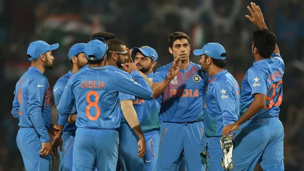 2016ના T20 વર્લ્ડ કપમાં ટીમ ઈન્ડિયાની જર્સી અલગ રંગમાં જોવા મળી હતી. જર્સીનો રંગ આકાશ વાદળી હતો, જેમાં છાતી પર નારંગી લાઇનિંગ હતી. ભારત યજમાન હતું. આ વર્લ્ડકપમાં ભારત સેમિફાઈનલમાં વેસ્ટ ઈન્ડિઝને હરાવીને બહાર ફેંકાઈ ગયું હતું.