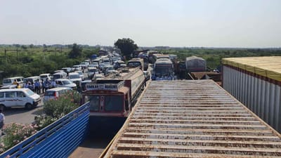 બિસમાર ભરૂચ-દહેજ રોડથી ત્રસ્ત સ્થાનિકો વિફર્યા,  ચક્કાજામ કરી તંત્રનું ધ્યાન ખેંચવા પ્રયાસ કર્યો