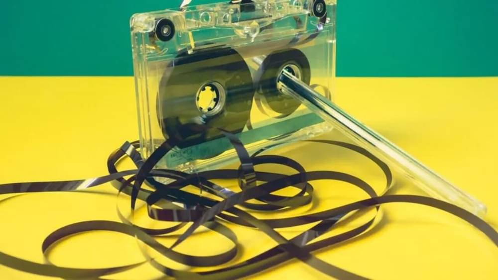 कैसेट टेप - वे दशक के टेप रिकॉर्डर थे।  इसमें रील-टू-रील कैसेट का इस्तेमाल किया गया था।  लेकिन जब उसकी रील खराब हुई तो कई लोगों को उसे पेंसिल से ठीक करना पड़ा.  लेकिन यह काम बहुत उबाऊ था।
