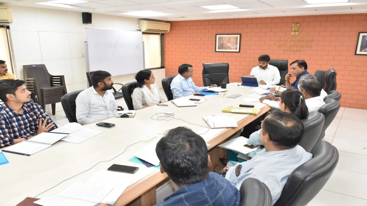 Mehsana: જિલ્લા કલેક્ટર ઉદિત અગ્રવાલની અધ્યક્ષતામાં ચૂંટણીના નોડલ અધિકારીઓની યોજાઈ સંકલન બેઠક, એક્શન મોડમાં આવી જવા સૂચના