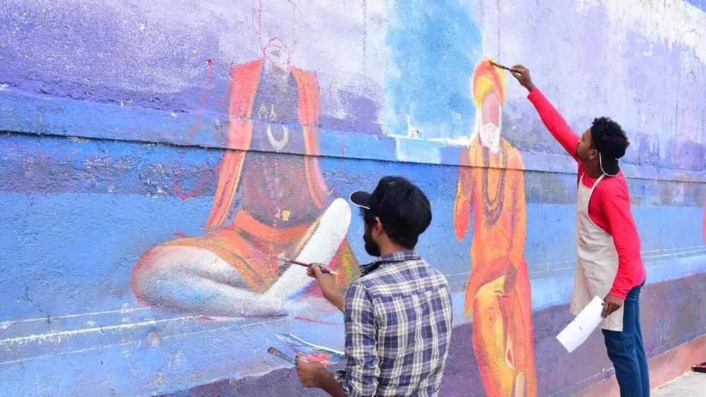 वर्तमान में धार्मिक नगरी उज्जैन को शाश्वत रूप देने के लिए फिर से उत्कीर्ण किया जा रहा है।  रामघाट व दत्त अखाड़ा क्षेत्र में घाटों की सफाई व सफाई के बाद सुंदर पेंटिंग व सौंदर्यीकरण कर 7 रंगों से सजाया जा रहा है.