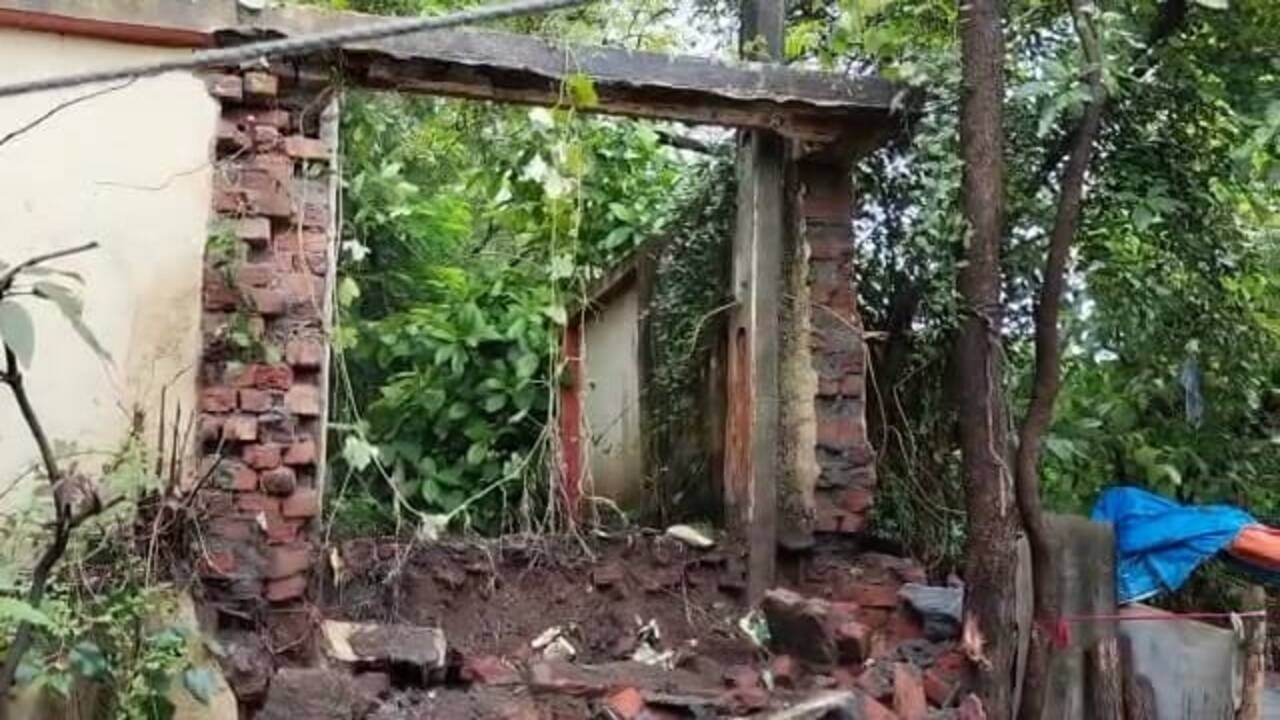 Mandvi: ચોમાસાની બીજી ઇનિંગમાં માંડવીમાં સરકારી આવાસ નજીક દીવાલ ધરાશાયી, સદનસીબે કોઈ જાનહાની નહીં